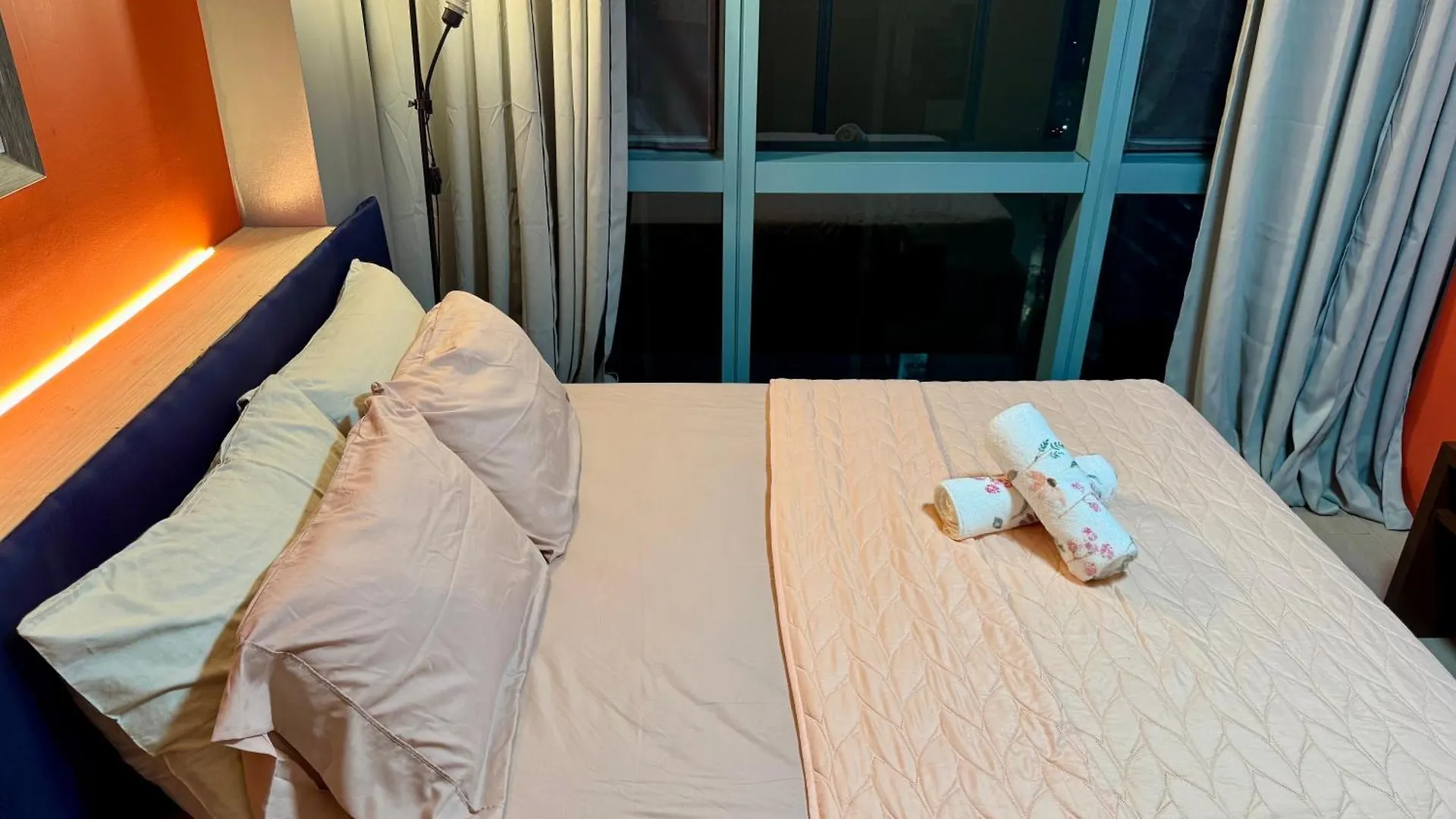 Bgc One Uptown 2Bedroom With Balcony And 1 Free Parking Manila 0*,  Philippines